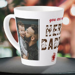 Du bist mein Held Daddy Vatertag 2 FotoCollage Milchtasse<br><div class="desc">Du bist mein Held Daddy's Day 2 Foto Collage Latte Tasse. Trendy Typografie und rote Blume. Personalisierte latte Tasse für einen Vater. Fügen Sie 2 Fotos hinzu. Du kannst Papa zu Papa wechseln, Papa, Papa... . Perfektes Geschenk für einen Vater an einem Vatertag, Geburtstag oder Weihnachten und es ist ein...</div>