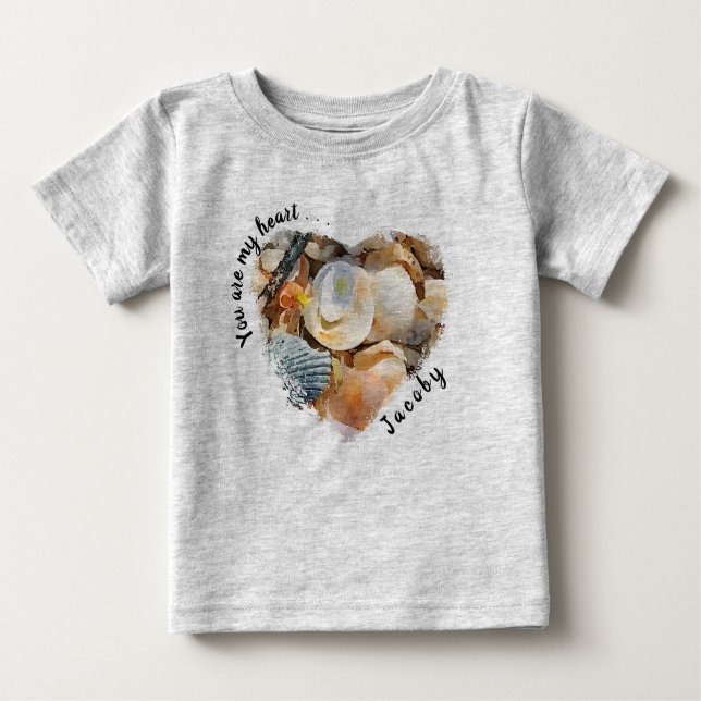 Du bist mein Herz. . .Seashells on Beach Sand Baby T-shirt (Vorderseite)