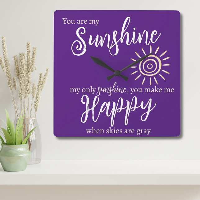 Du bist mein Sonnenschein, der mich glücklich mach Quadratische Wanduhr (You Are My Sunshine You Make Me Happy lyrics clock with purple background modern script & yellow sun)