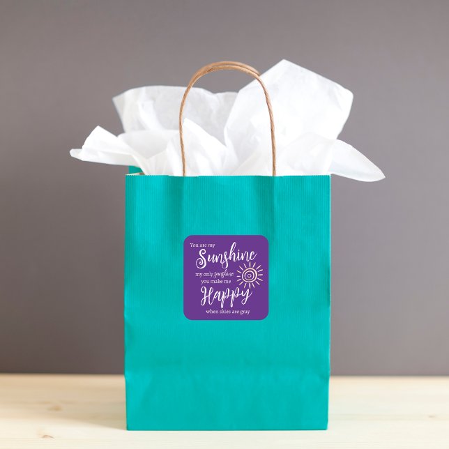Du bist mein Sonnenschein, der mich Lila macht Quadratischer Aufkleber (You Are My Sunshine You Make Me Happy purple sticker with yellow sun for packages, bags, lunches!)