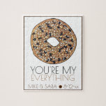 Du bist meine "Alles-Bagel-Feinschmecker-Gastgesch Puzzle<br><div class="desc">Das Design zeigt eine originelle Marker-Illustration eines leckeren alles Bagel, überzogen mit Mohnsamen, Sesamsamen, Zwiebelflocken, Salz und viel Knoblauch. Genau wie die Art, die von Ihrer lokalen Bäckerei gemacht wurde! Ideal für eine Hochzeit oder Verlobung Party Gunst. Personalisieren Sie einfach mit Ihren Informationen. Dieses Feinschmecker-Design ist auch auf anderen Produkten...</div>