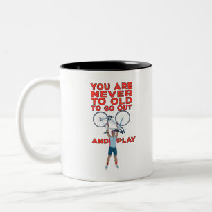 Du bist nie zu alt, um auszugehen und zu spielen zweifarbige tasse