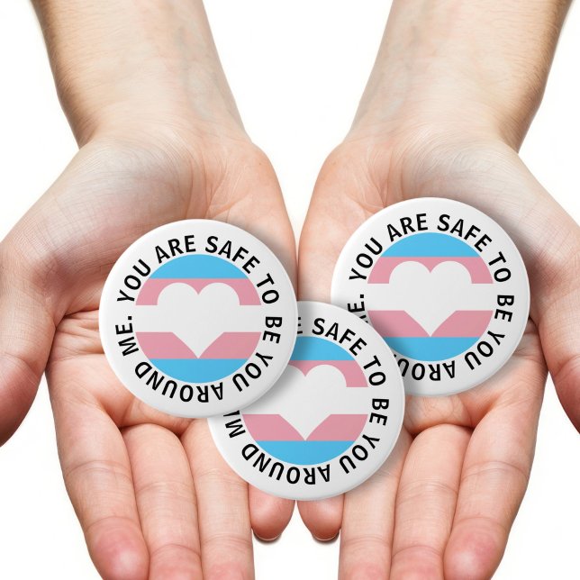 Du bist sicher, du um mich herum zu sein, Transgen Button (You are safe to be you around me transgender heart button by Ricaso. Ally supporter pin button)