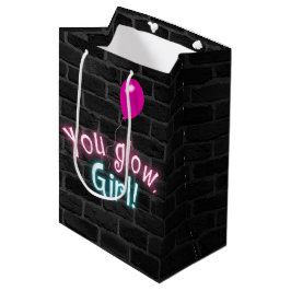 Du Glow Girl Sign auf der Ziegelwand Mittlere Geschenktüte