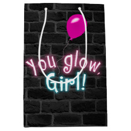 Du Glow Girl Sign auf der Ziegelwand Mittlere Geschenktüte