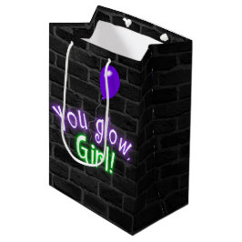 Du Glow Girl Sign auf der Ziegelwand Mittlere Geschenktüte