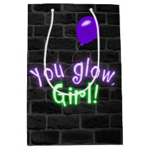 Du Glow Girl Sign auf der Ziegelwand