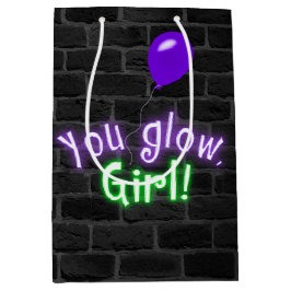 Du Glow Girl Sign auf der Ziegelwand Mittlere Geschenktüte