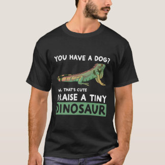 Du hast einen Hund, den ich anhebe, einen winzigen T-Shirt