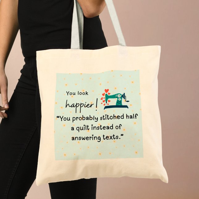 "Du hast wahrscheinlich ein halbes Quilt geheftet" Tragetasche (You look happier! You probably stitched half a quilt instead of answering texts tote bag)