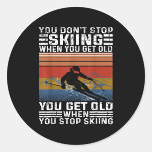 Du hörst nicht auf zu Ski fahren, wenn du alt wirs Runder Aufkleber