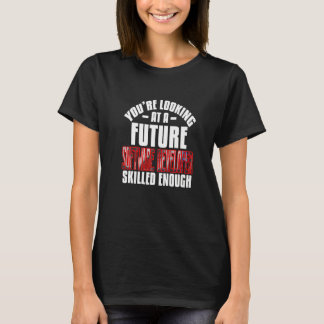 Du siehst einen Softwareentwickler mit genügend Kö T-Shirt