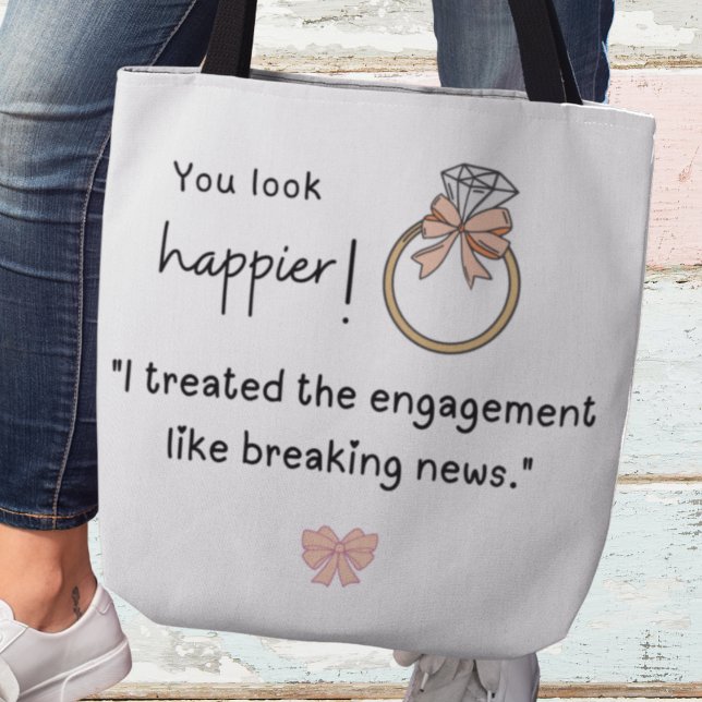 Du siehst glücklicher aus! Break News Verlobung (You look happier! :"I treated the engagement like breaking news." Tote bag)