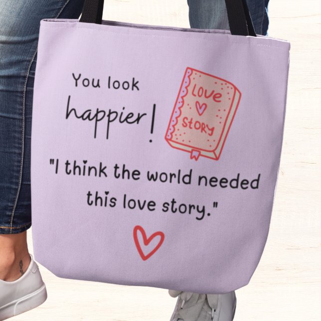 Du siehst glücklicher aus! Die Welt brauchte eine  (You look happier! "I think the world needed this love story." custom name tote bag)
