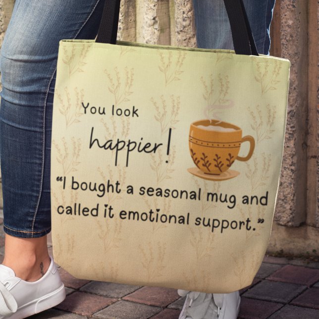 Du siehst glücklicher aus! "Ich habe eine saisonal ("You look happier! "I bought a seasonal mug and called it emotional support" tote bag)