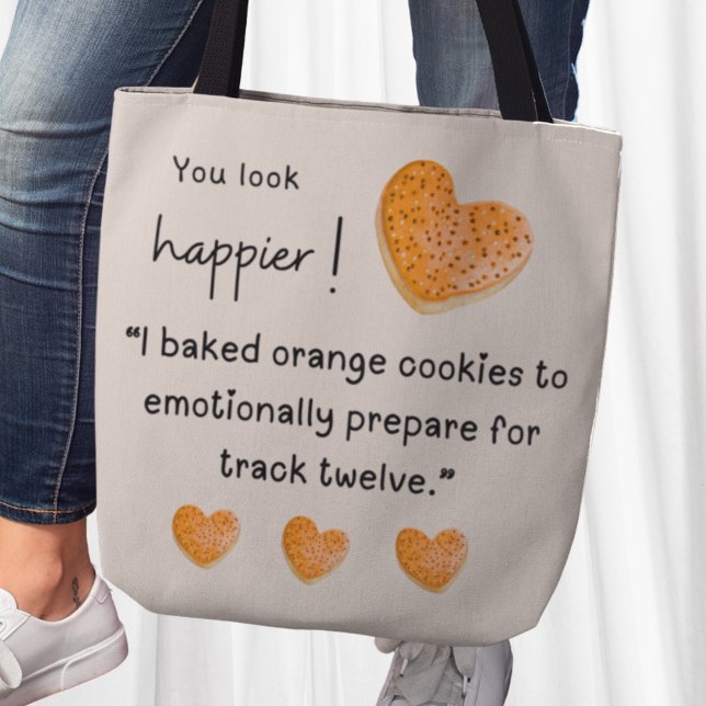 Du siehst glücklicher aus! Ich habe Orangenkekse g (You look happier! "I baked orange cookies to emotionally prepare for track twelve" tote bag)