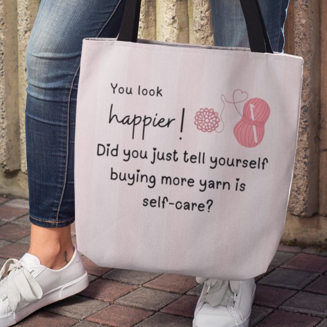 Du siehst glücklicher aus! Yarn-Spaß (You look happier! Did you just tell yourself buying more yarn is self-care? Tote bag)
