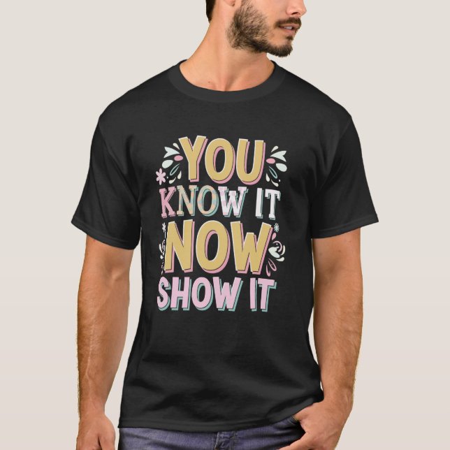 Du weißt es jetzt, zeig es T-Shirt (Vorderseite)