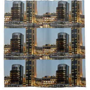 Dubai-Architektur nachts Duschvorhang