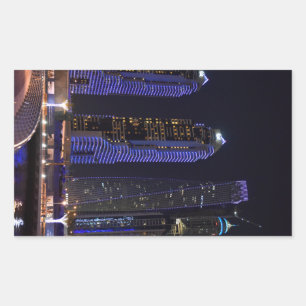 Dubai Cayan Tower in der Nacht Rechteckiger Aufkleber
