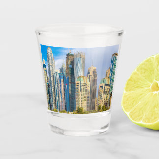 Dubai moderne Wolkenkratzer Corniche Schnapsglas