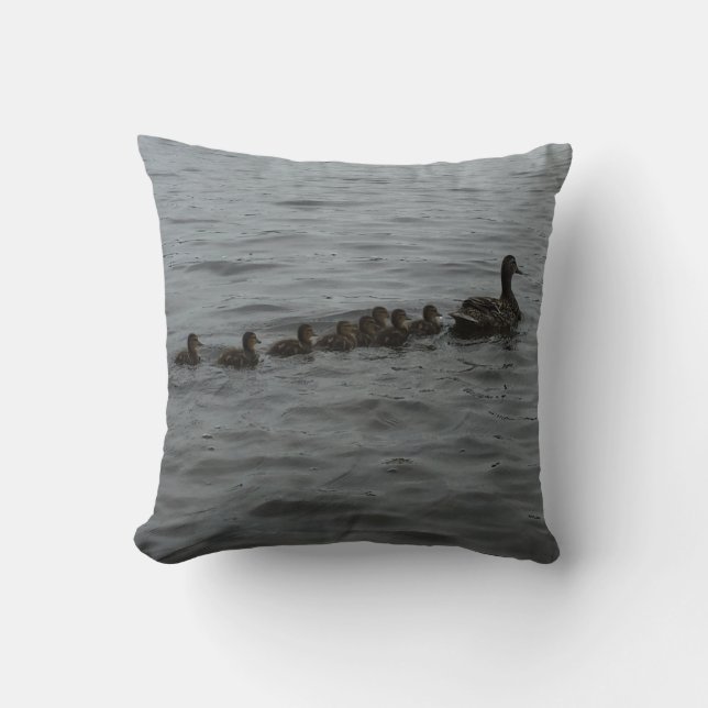 Duck Family Throw Kissen (Vorderseite)