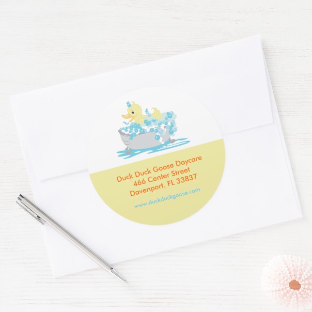 Duck in Tub Daycare Kinderbetreuung individuell an Runder Aufkleber (Umschlag)