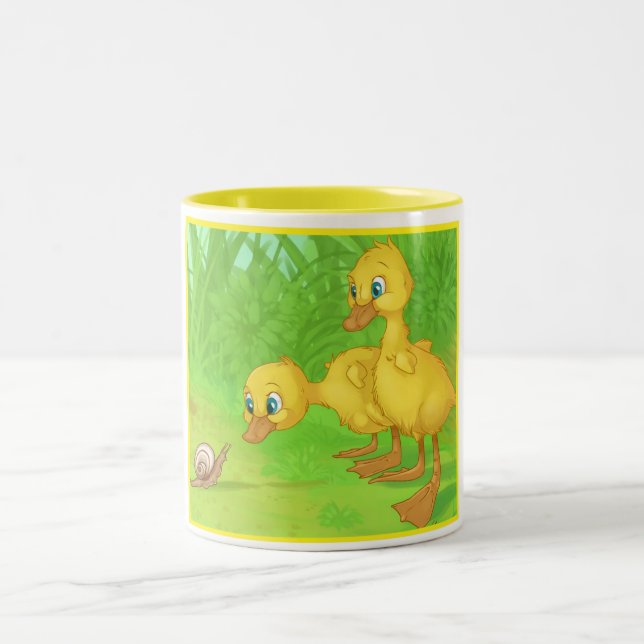 Duckings und die Schnecke Zweifarbige Tasse (Mittel)