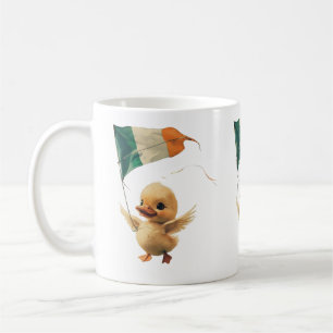 Duckling Flug an einem irischen Flaggenkittel Kaffeetasse