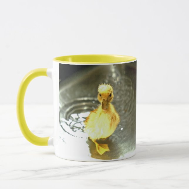 Duckling hat ein Bad. Tasse (Links)