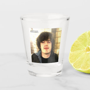 Dumm und sabbernd schnapsglas