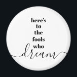 Dumme, die träumen, kühne Schwarz-weiße Typografie Magnet<br><div class="desc">"Hier sind die Narren, die träumen." Seien Sie einer von denen, die immer ihre optimistische Kontrolle ihre Vision und Wünsche lasse. Dieser krasse, moderne, grafische, minimalistische Magnet kombiniert fett-serf Typografie mit handgeschriebener Kalligraphie-Schrift, alles in Schwarz und Weiß. Wählen Sie eine runde oder quadratische Magnetform. Großartiges inspirierendes Zitat, um Sie den...</div>