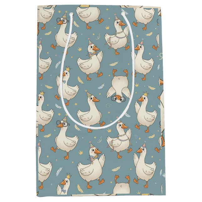 Dummer-Gans-Party – blauer Hintergrund mit Federn Mittlere Geschenktüte (Vorderseite)