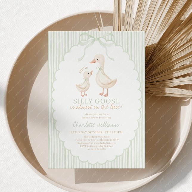 Dummer-Gans-Sage-Grün-Baby-Party Einladung (A little Silly Goose is almost on the loose! Sage green striped Baby Shower Invitation)