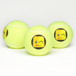 Dummer quadratischer Emoji-Gesichtsausdruck: Viel Tennisbälle
