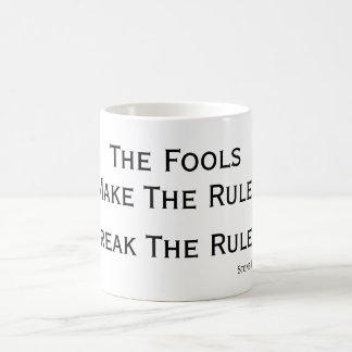 Dummköpfe stellen die Regeln, die Regeln der Tasse