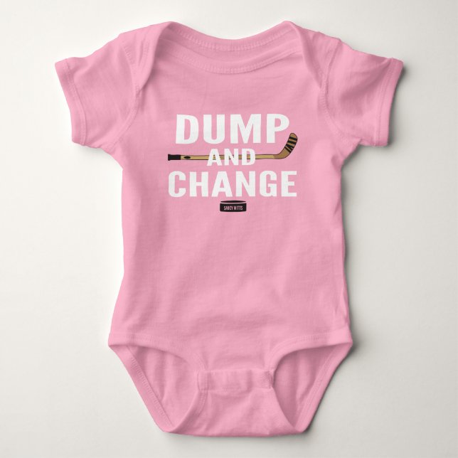 Dump and Change Hockey Baby Girl Pink Jersey Strampler (Vorderseite)