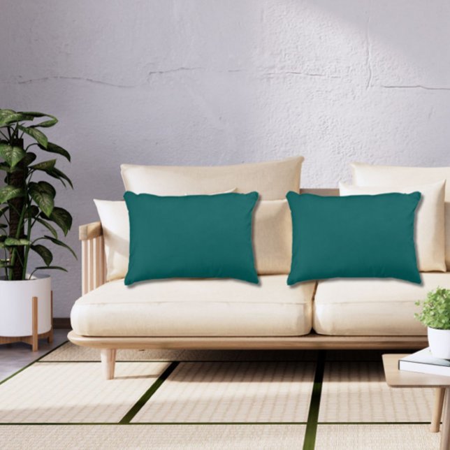 Dunkel Aquamarin grüner, Schlichter Farbtupfer Dekokissen (Add elegance and the richness of jewel tones with these dark green teal rectangular throw pillows.)