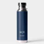 Dunkelblau und weiß | Modernes Monogramm Trinkflasche<br><div class="desc">Dieses moderne Design der Wasserflasche zeichnet sich durch einen dunkelblauen Hintergrund aus. Ihre Initialen sind fett-weiß gehalten,  um einen schlichten,  stilvollen und dennoch beruflichen Look zu erhalten.</div>