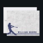 Dunkelblaue Baseball-Silhouette personalisierter N Mitteilungskarte<br><div class="desc">Personalisierte Note mit einer dunkelblauen Silhouette eines Baseballspielers,  der einen Baseballschläger auf einen abgenutzten Ball schwingt. Am unteren Rand befindet sich ein Rand mit zwei blauen Streifen und anpassbaren Namen oder anderen Text in einem dunkelblauen Uni Jersey-Schriftart.</div>
