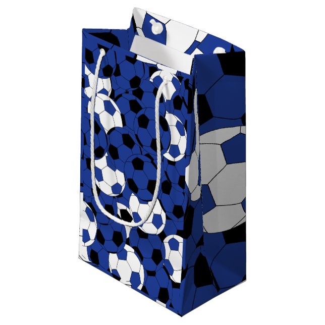 Dunkelblaue Fußball-Collage Kleine Geschenktüte (Vorderseite Schrägansicht)