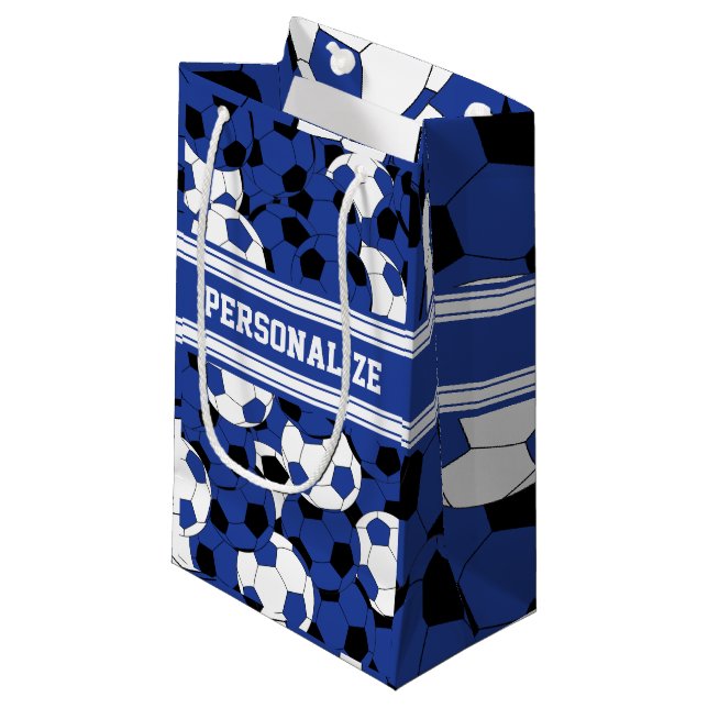 Dunkelblaue Fußball-Collage Kleine Geschenktüte (Vorderseite Schrägansicht)