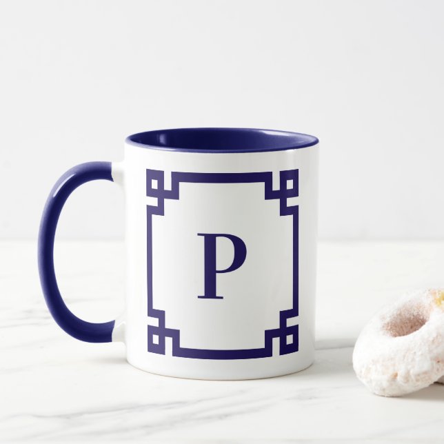 Dunkelblaue griechische Schlüsselgrenzenmonogramm Tasse (Mit Donut)
