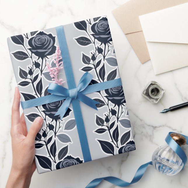 Dunkelblaue Rosen mit silbernen Blättern  Geschenkpapier (Schenken)
