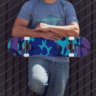 Dunkelblaue und violette Tarnung Skateboard