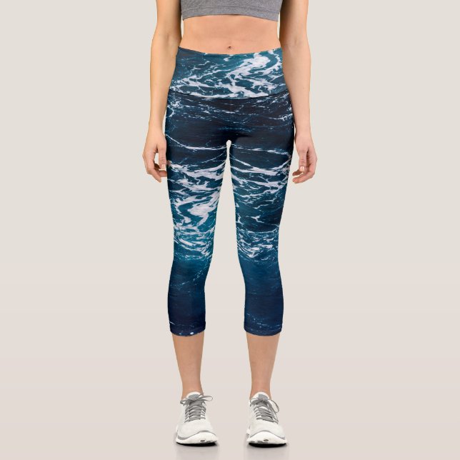Dunkelblaues Meerwasser aus Schwerschaum Capri Leggings (Vorderseite)