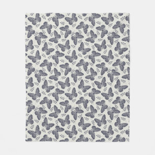 Dunkelblaues Schmetterlingsmuster auf grauem Hinte Fleecedecke