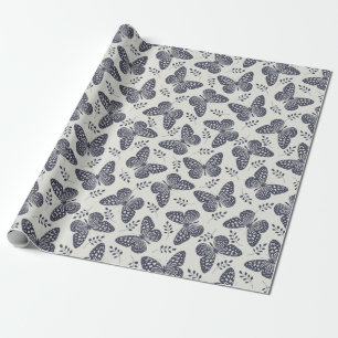 Dunkelblaues Schmetterlingsmuster auf grauem Hinte Geschenkpapier
