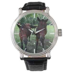 Dunkelbraune Pferde auf Weide Armbanduhr