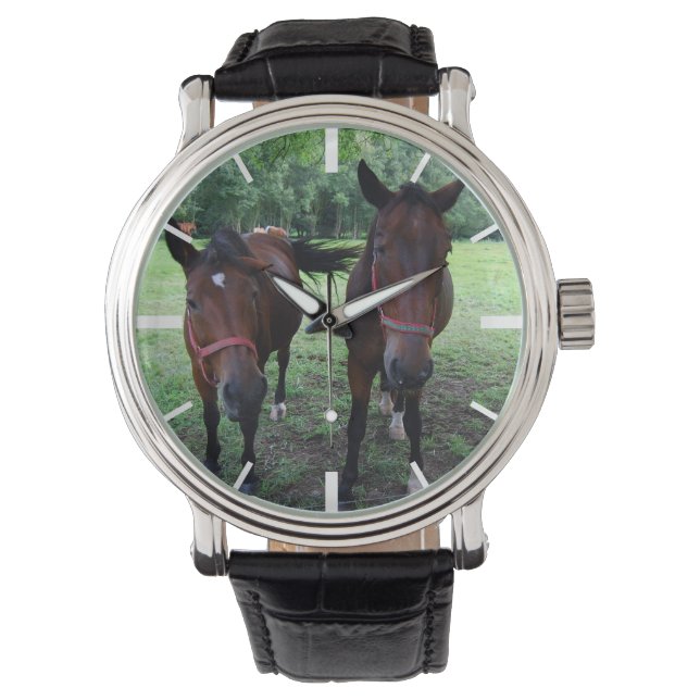 Dunkelbraune Pferde auf Weide Armbanduhr (Vorderseite)